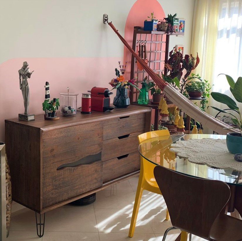 Buffet Spin de madeira maciça em sala de jantar com ambiente decorado