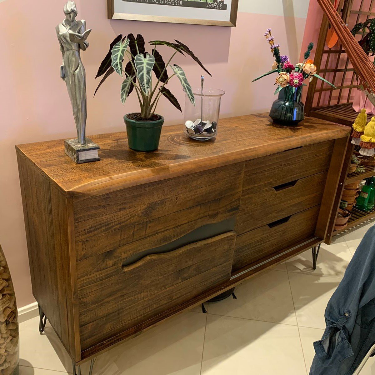 Buffet Spin de madeira maciça em ambiente com decoração