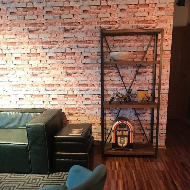 Estante de madeira maciça loft em ambiente
