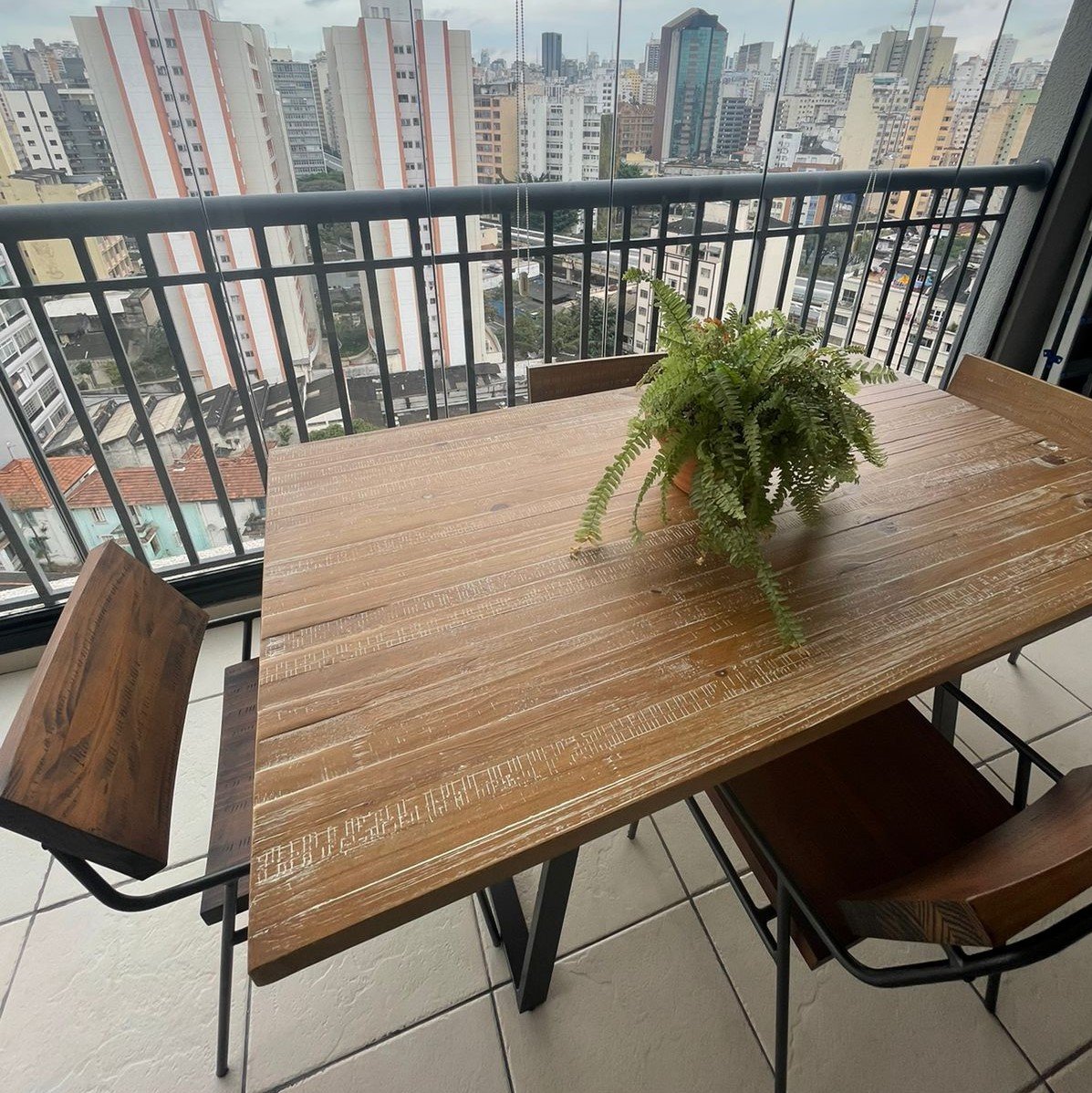 Mesa Indiana em ambiente decorado com madeiras naturais