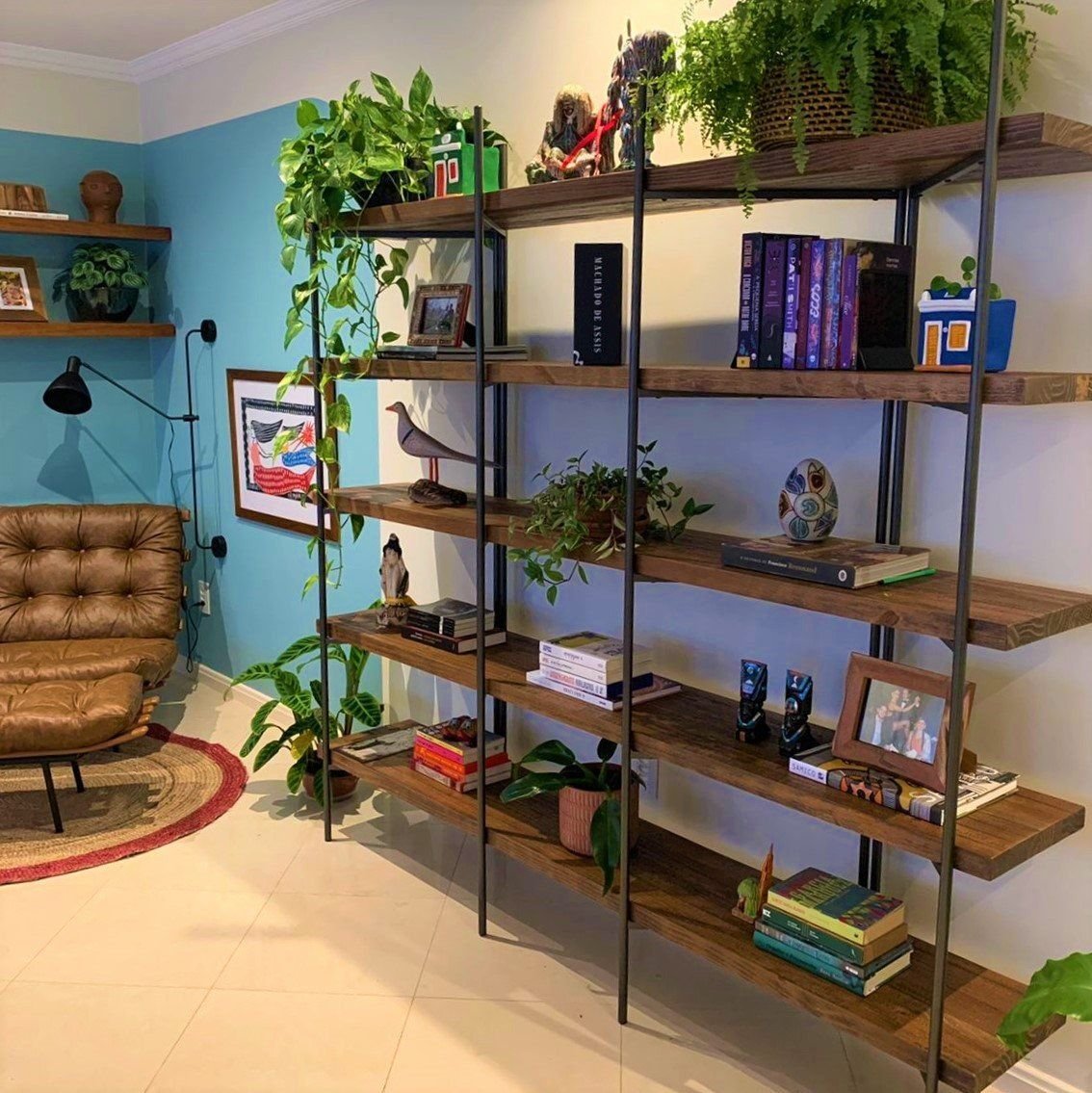 Estante em ambiente sustentável