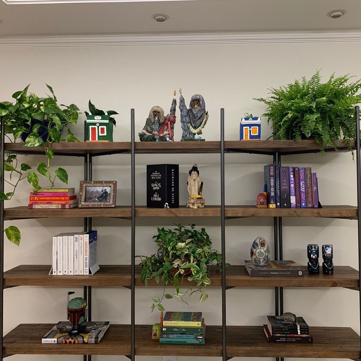 Estante em ambiente contemporâneo