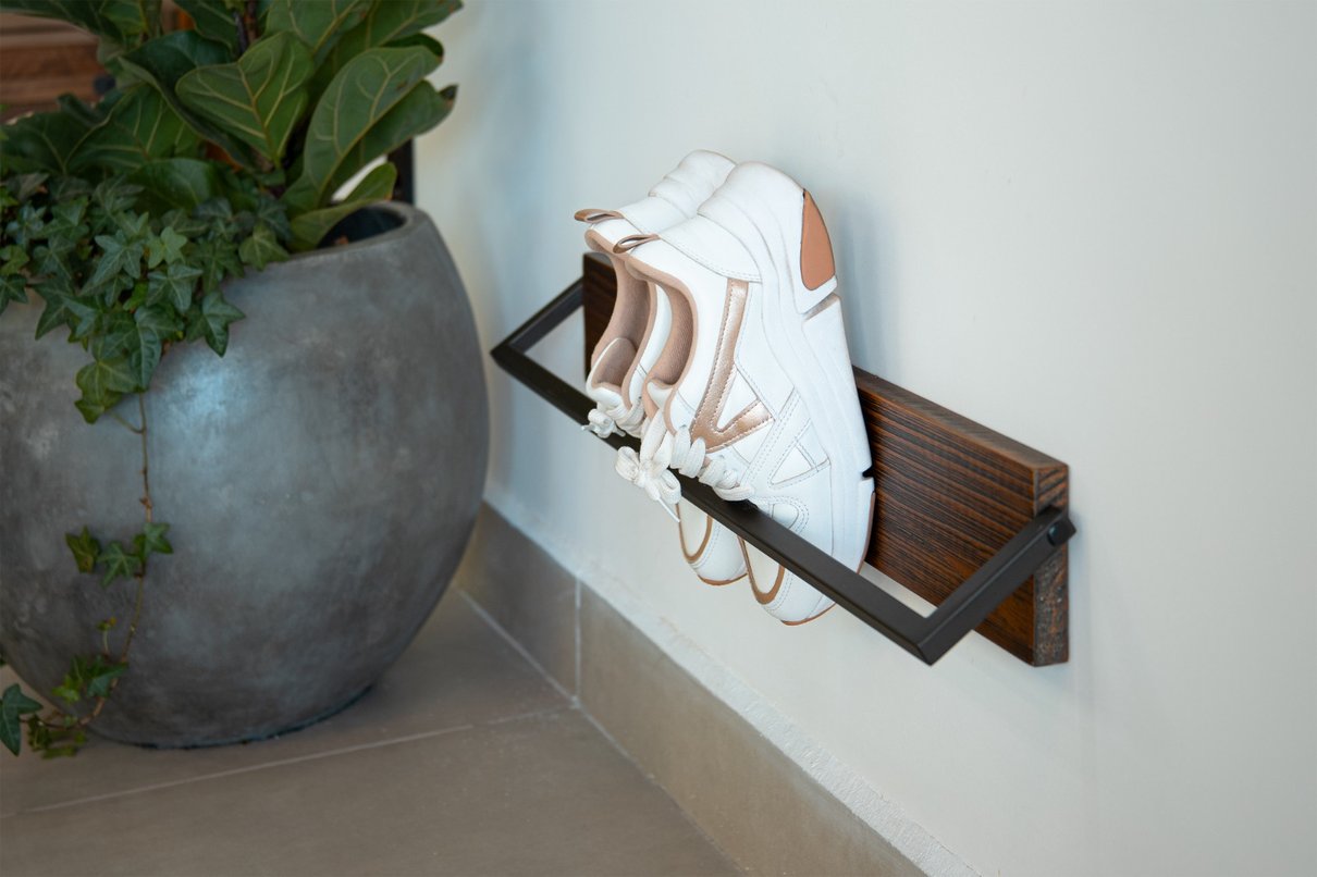 Sapateira Flip em Madeira Maci&ccedil;a