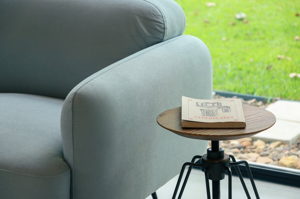 Detalhe do sof&aacute; &mdash; bra&ccedil;os arredondados e acabamento