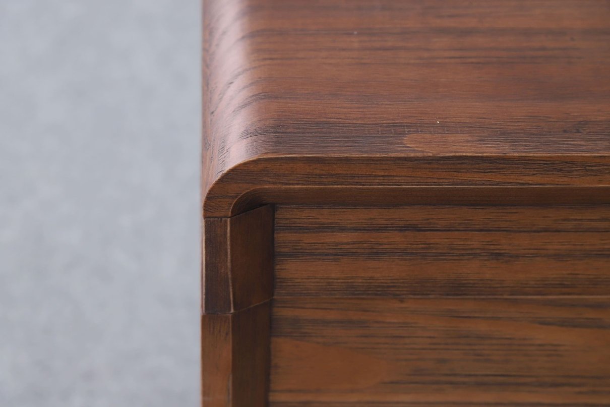 Detalhe do baú — acabamento Nogueira e cantos arredondados
