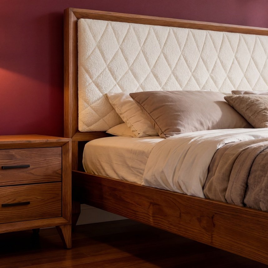 Cama de casal em quarto com tapete e iluminação natural