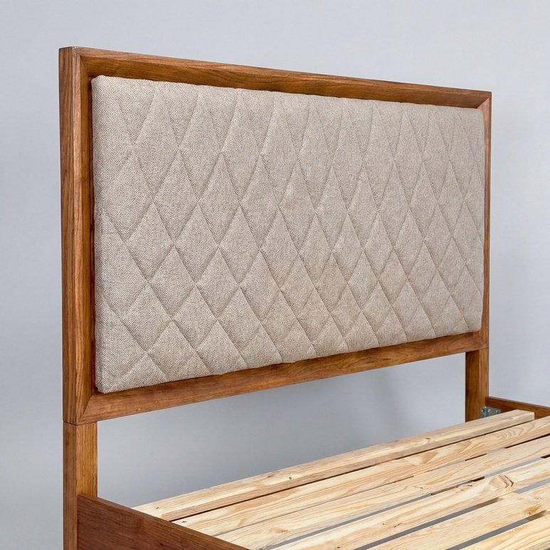 Detalhe da base e altura da Cama Ligna em quarto decorado