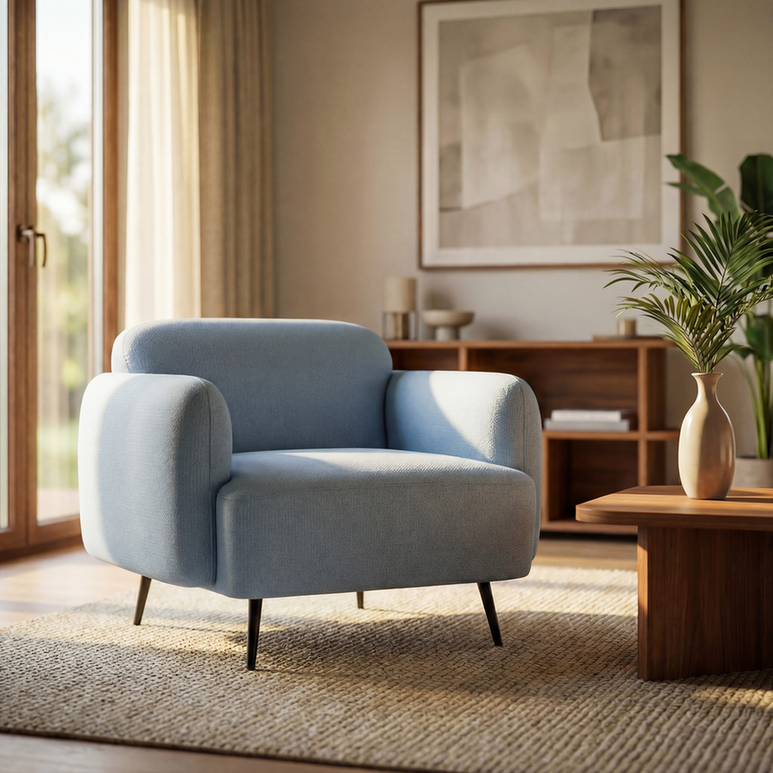 Poltrona Albany com design contemporâneo e linhas curvas em sala com iluminação natural