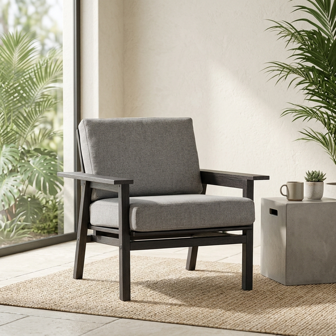 Poltrona Pine de madeira em sala com luz natural, ambiente preparado para leitura confortável