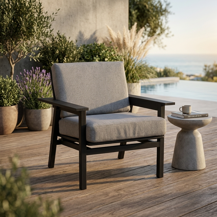 Poltrona Pine em madeira maciça com design clássico, posicionada em sala aconchegante