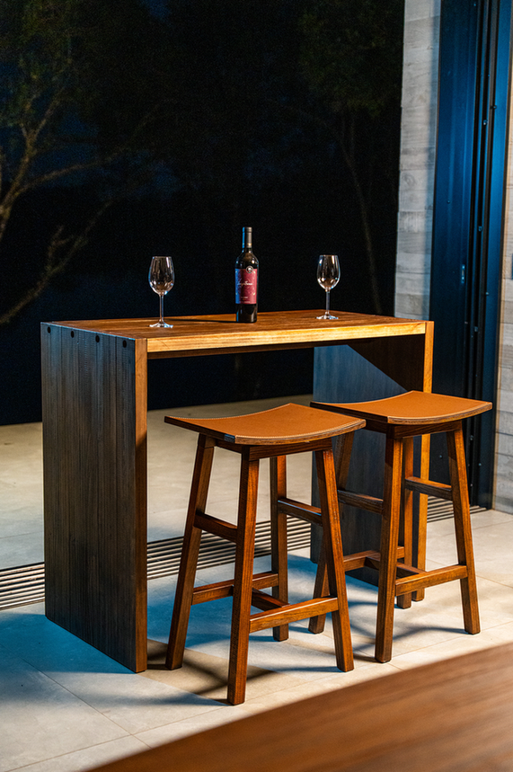 Balcão Wine de madeira maciça rústica em cozinha com banquetas