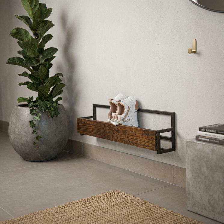 Sapateira Lift de madeira maciça em hall com plantas e objetos decorativos