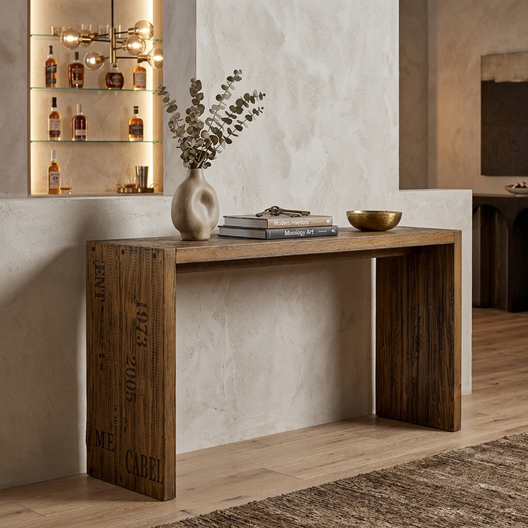 Aparador Wine de madeira maciça em sala de estar decorada com plantas e acessórios