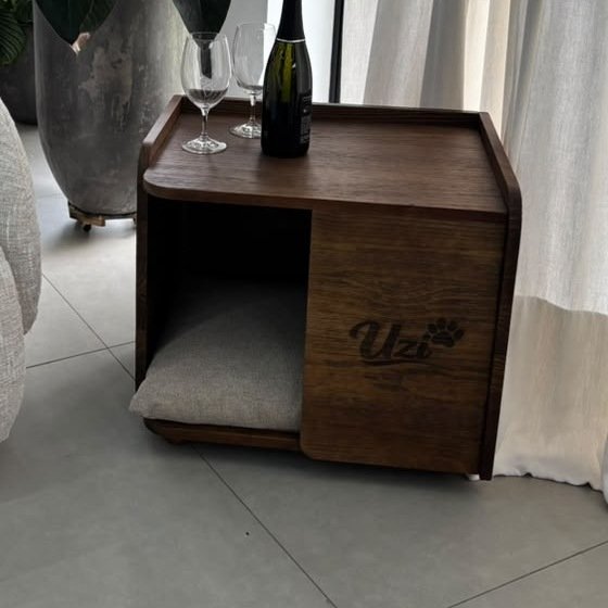 Mesa Lateral Uzi Nogueira ao lado do sofá