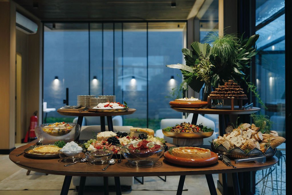 Mesa de buffet da Romã Gastronomia na inauguração da flagship Studio Madeira